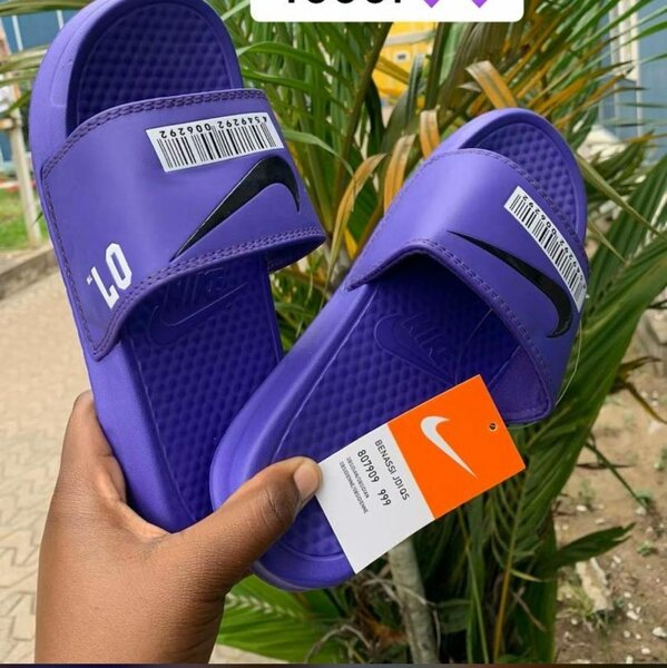 Claquettes violettes Nike