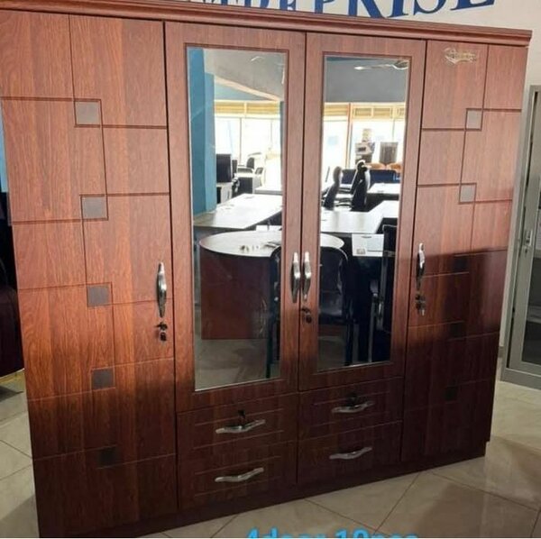 Armoire en bois avec miroirs