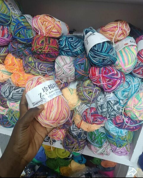 Pelote de laine multicolore