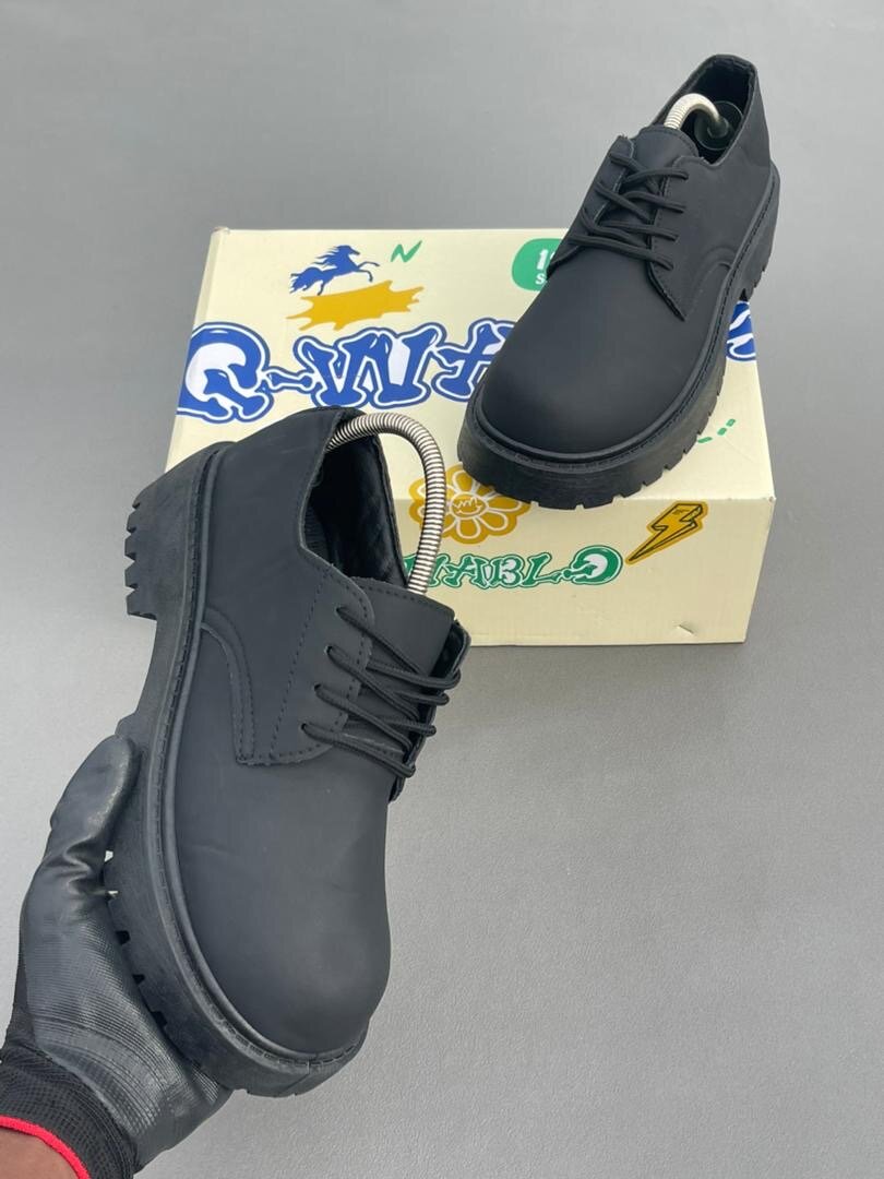 Chaussures en cuir noir robustes