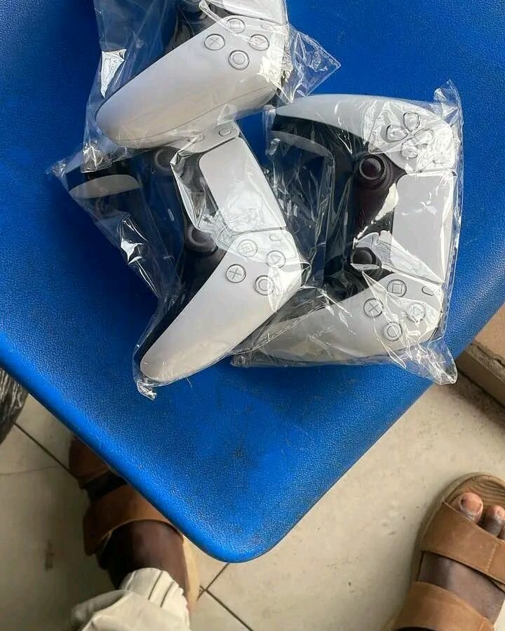 Console PS5 avec manettes