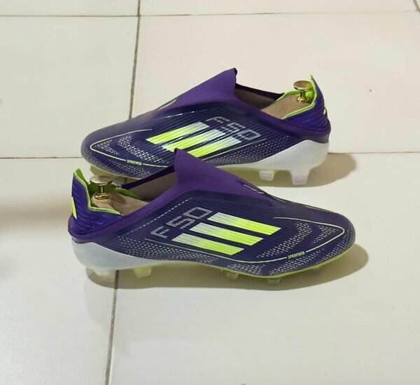 Chaussures de football violettes/jaune fluo