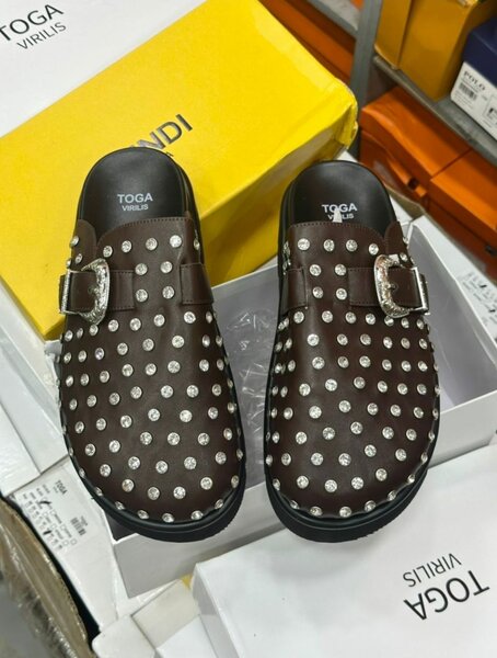 Mules en cuir cloutées pour hommes