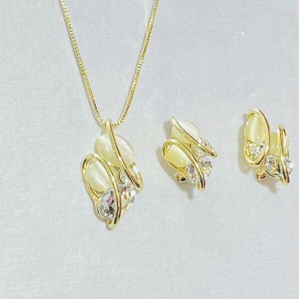 Chaine au cou plaqué or