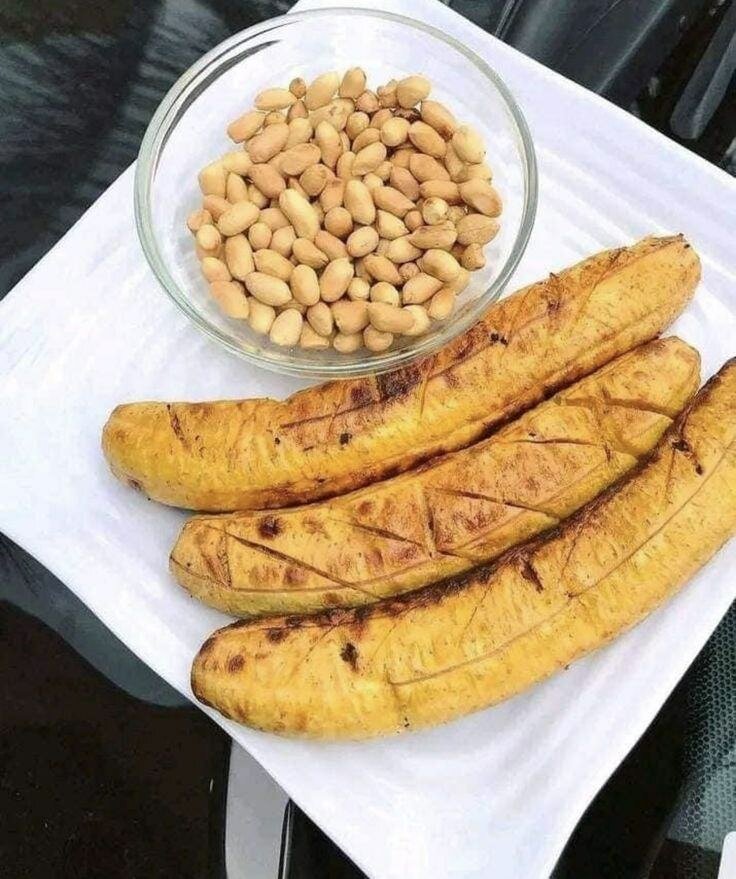 Bananes grillées avec arachides