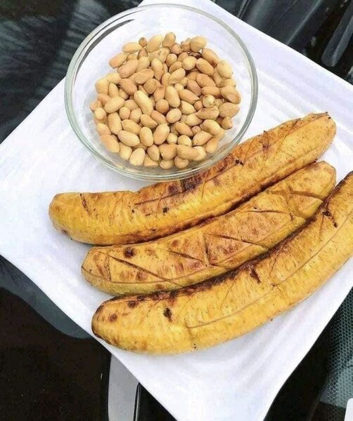 Bananes grillées avec arachides