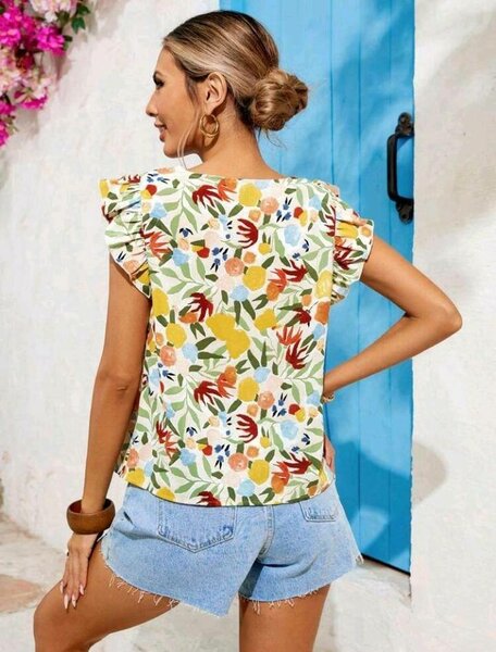 Top fleuri à manches volantes