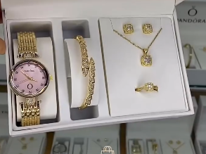 Комплект с наручными часами для женщин