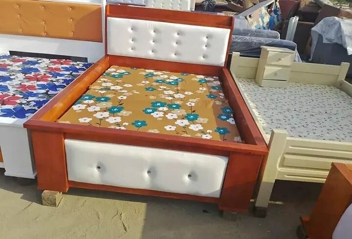 Lit double moderne avec rangement