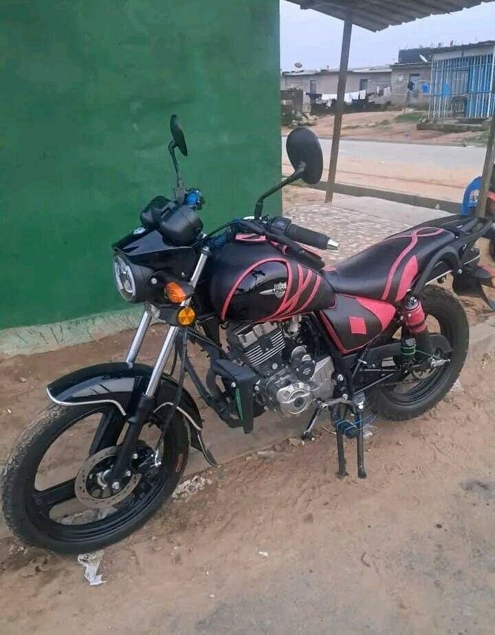 Moto sportive rouge et noire