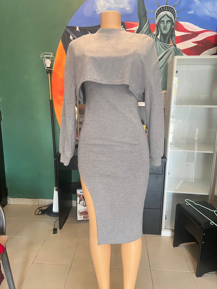 Robe grise élégante fendue