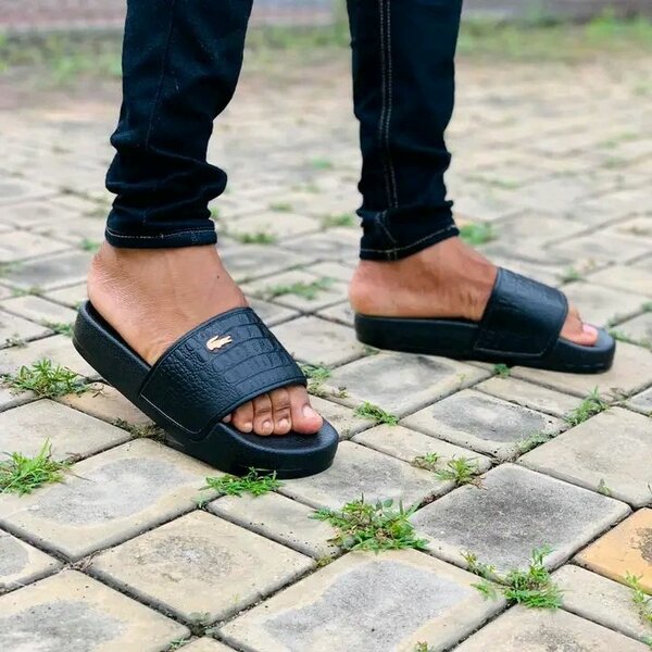 Claquettes noires élégantes homme