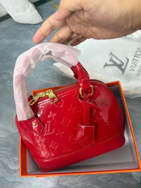 Sac à main élégant verni