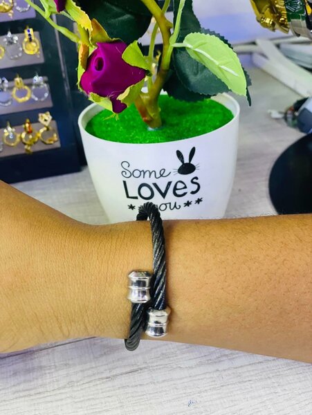 Fashionable women's bracelets