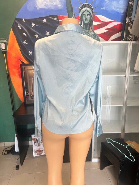 Chemise en satin bleu