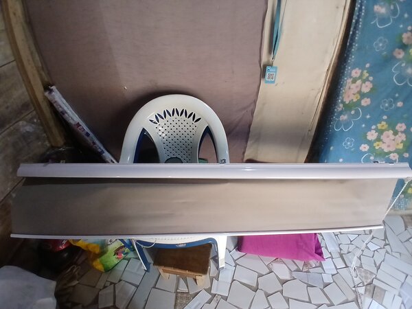 Store enrouleur occultant gris