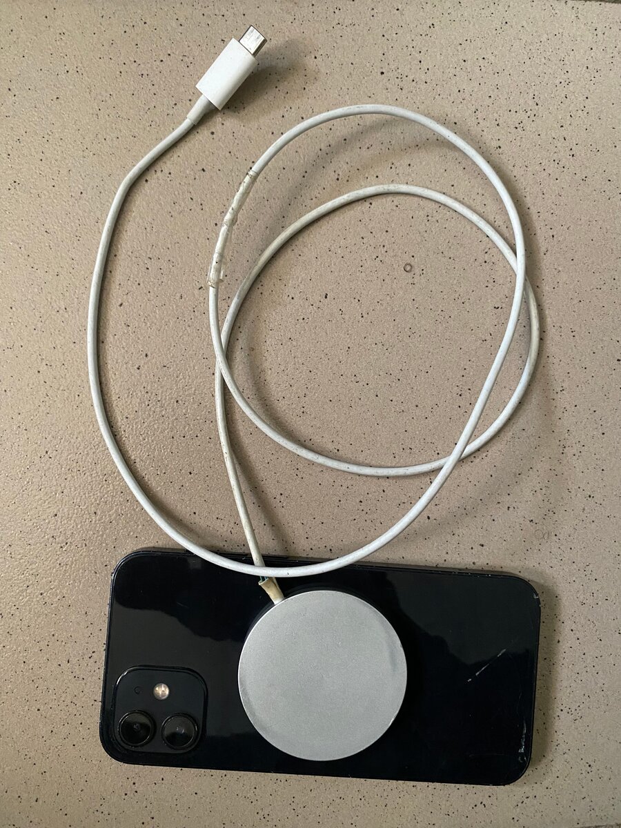 iPhone 12 et Chargeur MagSafe