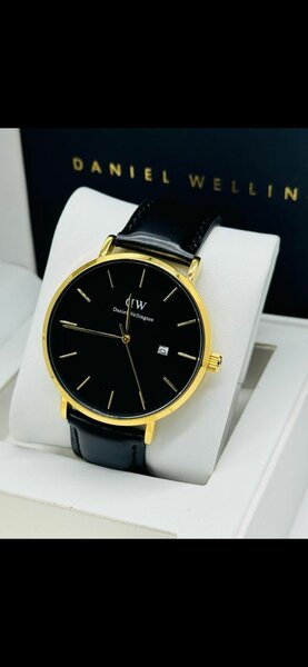 Montre élégante en cuir noir