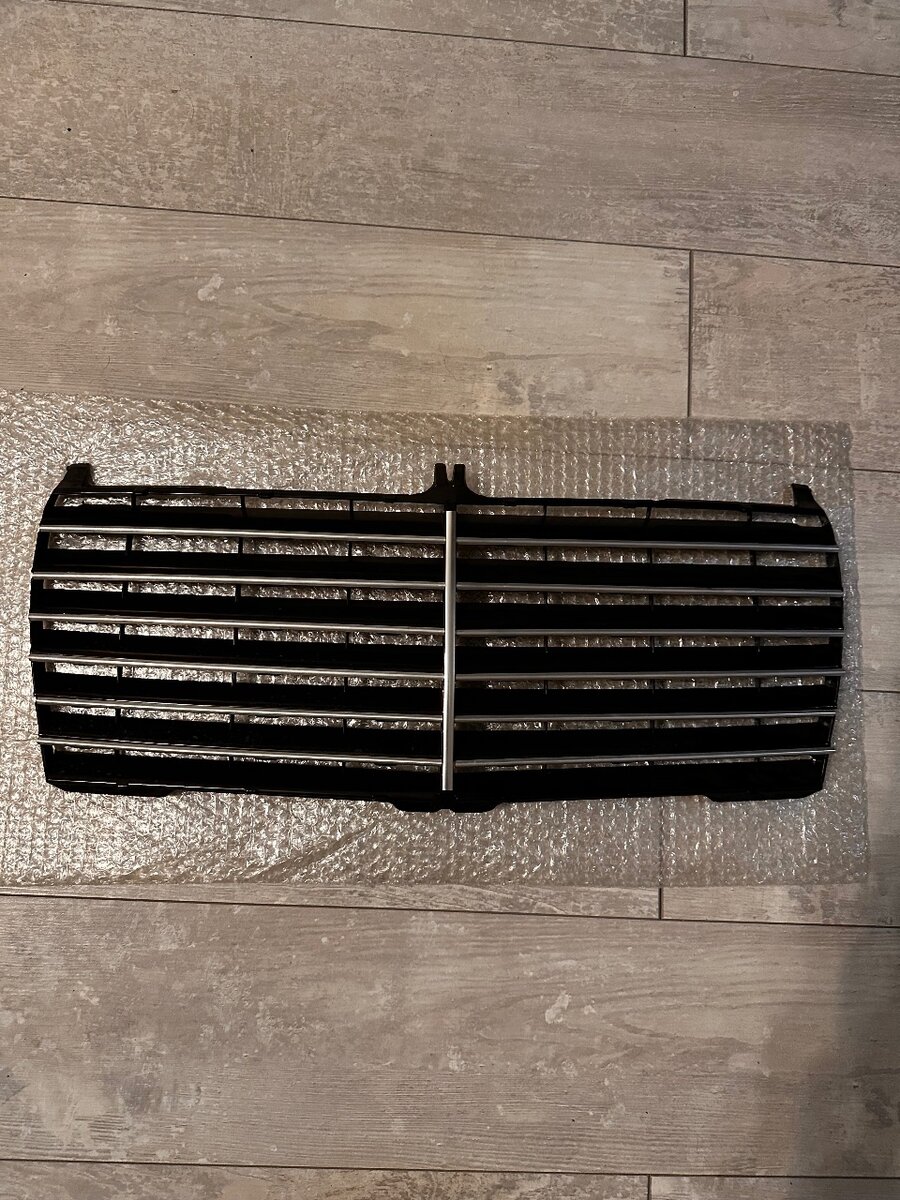 Решётка радиатора (гриль) без хрома на Mercedes-Benz W124