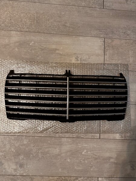 Решётка радиатора (гриль) без хрома на Mercedes-Benz W124