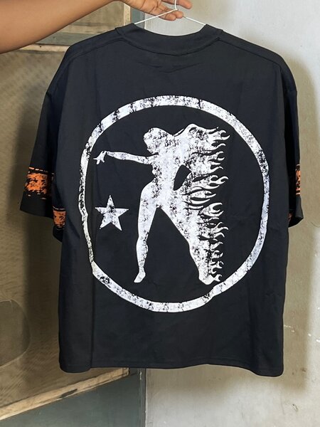 T-shirt graphique noir emblématique