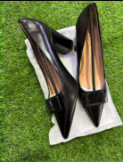 Chaussures noires à talons épais et bout carré