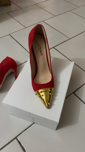 Escarpins rouges à talons aiguilles et clous dorés