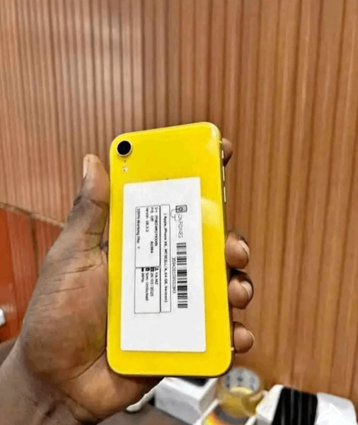 iPhone jaune élégant