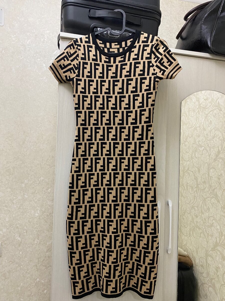 Трикотажное платье Fendi,