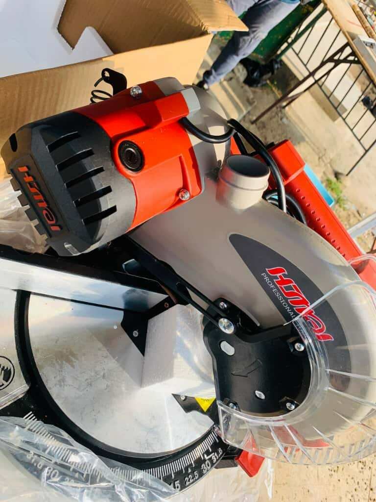 MACHINE À COUPER L'ALUMINIUM