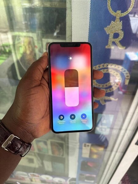 IPhone 11 Pro 64GB casi neuf troc possible