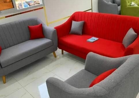 Salon moderne en tissus colorés