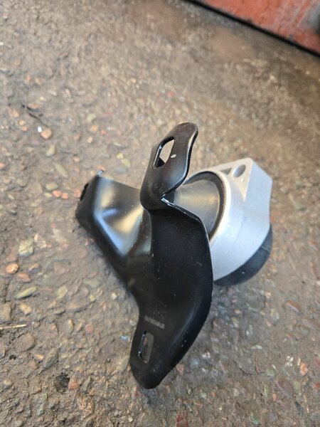 Подушка двигателя