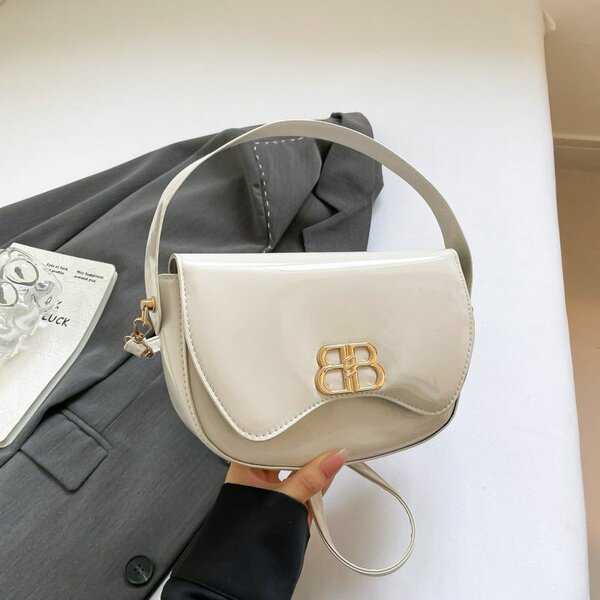 Sac à main en cuir verni élégant