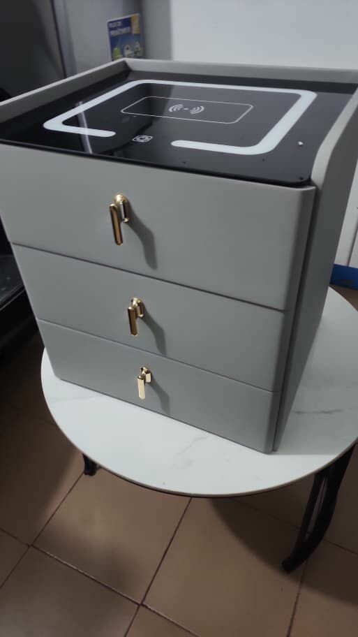 Table de chevet moderne avec chargement sans fil