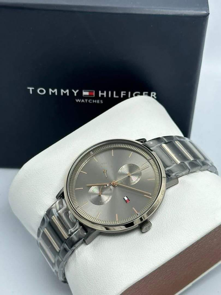 hilfiger montres en acier 