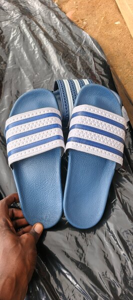 Tongs de piscine bleues