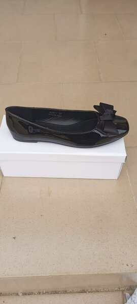 Ballerines en cuir verni noir