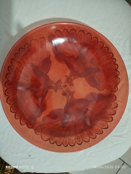 Assiette décorative en verre rouge