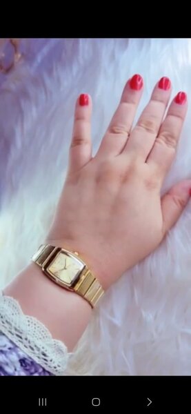 Montre Femme Dorée Élégante