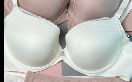 Базовый комплект с небольшим наполнителем и широким бесшовным поясом.