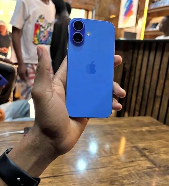 Apple iPhone 16 simple