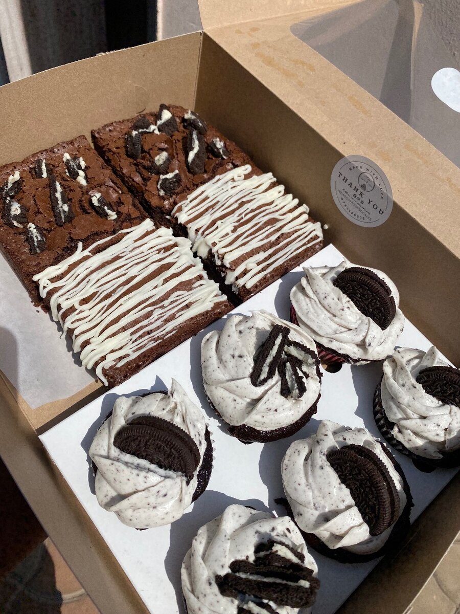 Brownies and cupcake combo box