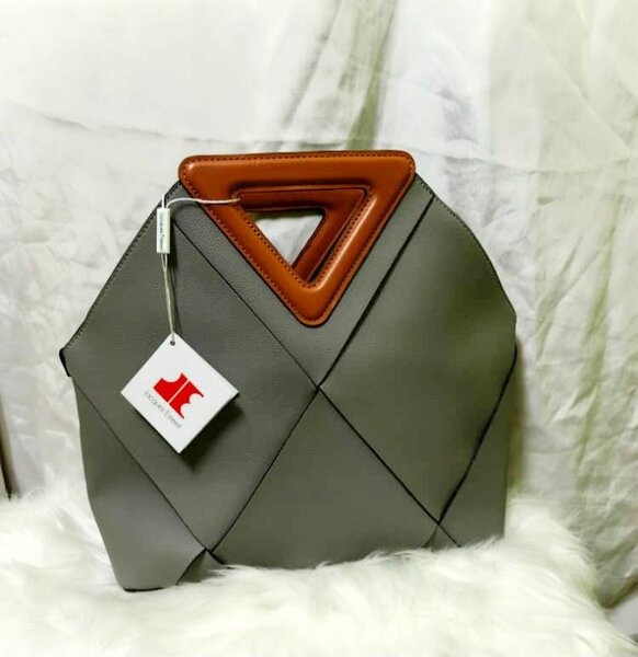 Sac à main triangulaire élégant