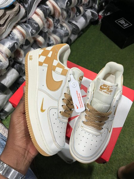 Baskets blanches et dorées tendance