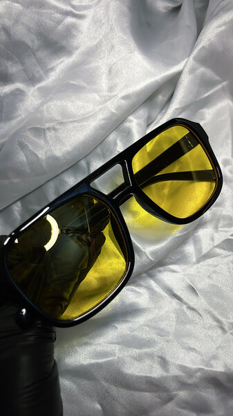 Lunettes de soleil jaunes élégantes