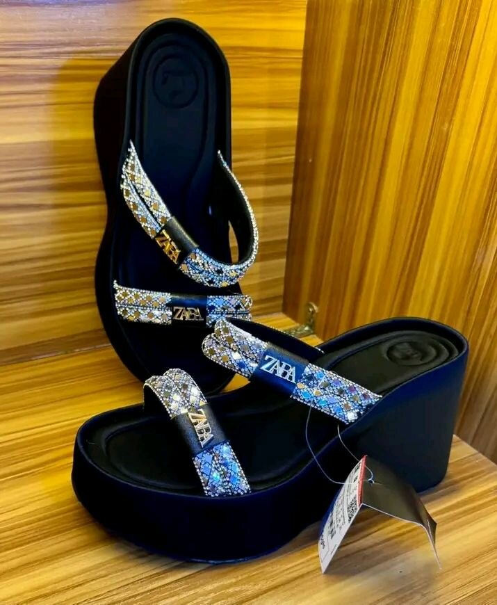 Sandales compensées chic