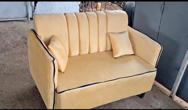 Canapé 2 places en cuir beige