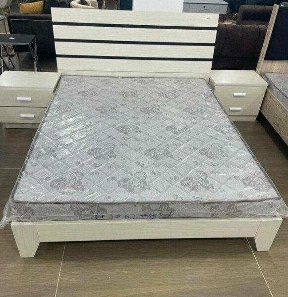 Lit double moderne avec matelas