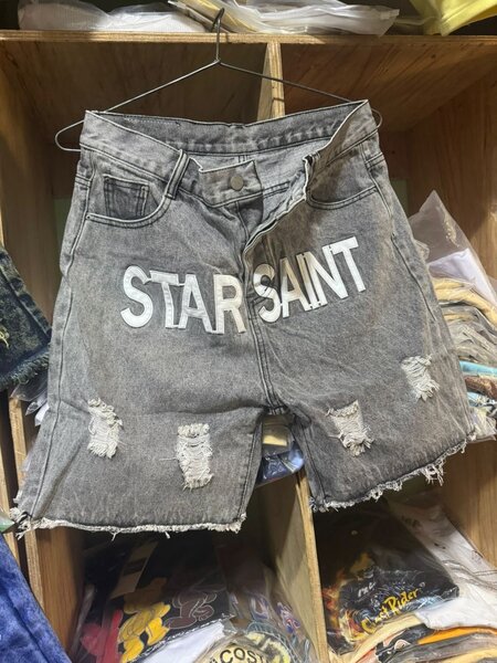Short en jean déchiré tendance